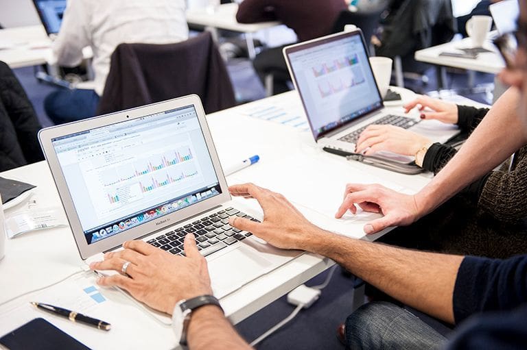 Online course vs. instructor-led training &ndash; how to develop your team&rsquo;s new skills?